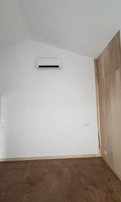 Split mural climatisation installé dans une chambre sous les combles à Bayonne — Haizea Clim