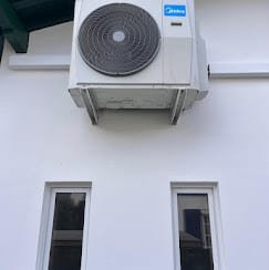 Unité extérieure de climatisation sur façade à Anglet — Haizea Clim