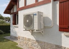 Unité extérieure de climatisation sur une maison basque à Bidart — Haizea Clim