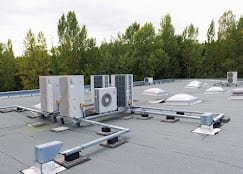 Unités extérieures de climatisation sur toiture d'un local commercial à Anglet — Haizea Clim